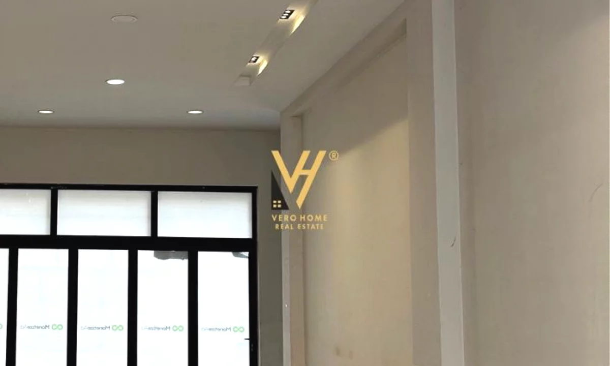 JEPET AMBIENT BIZNESI 90 M2 ME QERA TE RR.FROSINA PLAKU 90.000 LEKE