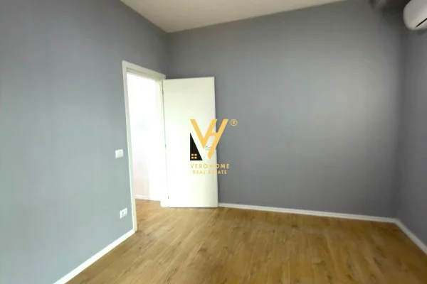 JEPET ZYRE 100 M2 ME QIRA TE RRUGA E KAVAJES 1.200 EURO