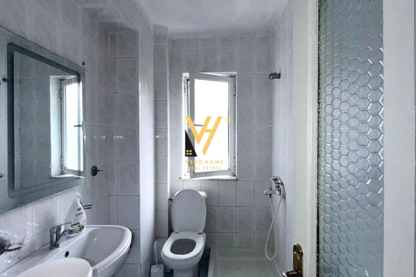 Shtepi ne shitje Apartament ne Tirane, 1+1, Mobilimi Pjeserisht e mobiluar, Pagesa 110,000  Euro.