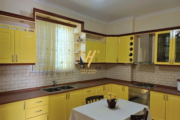 Shtepi me qera Vila Luksoze ne Fier, 3+1, Mobilimi E mobiluar, Pagesa 2,500  Euro.