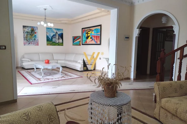 Shtepi me qera Vila Luksoze ne Fier, 3+1, Mobilimi E mobiluar, Pagesa 2,500  Euro.