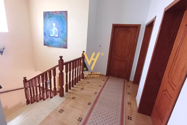 Shtepi me qera Vila Luksoze ne Fier, 3+1, Mobilimi E mobiluar, Pagesa 2,500  Euro.