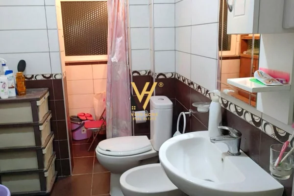 Shtepi ne shitje Apartament ne Tirane, 2+1, Mobilimi E mobiluar, Pagesa 128,000  Euro.