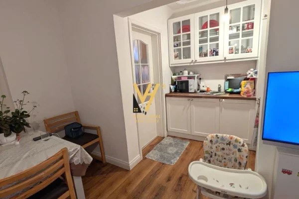 Shtepi ne shitje Apartament ne Tirane, 2+1, Mobilimi E mobiluar, Pagesa 192,000  Euro.