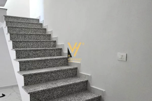 Shtepi ne shitje Duplex(shtepi me 2 kate) ne Durres, 2+1, Mobilimi Bosh, pa mobiluar, Pagesa 150,860  Euro.