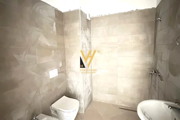 Shtepi ne shitje Apartament ne Tirane, 1+1, Mobilimi Bosh, pa mobiluar, Pagesa 128,000  Euro.