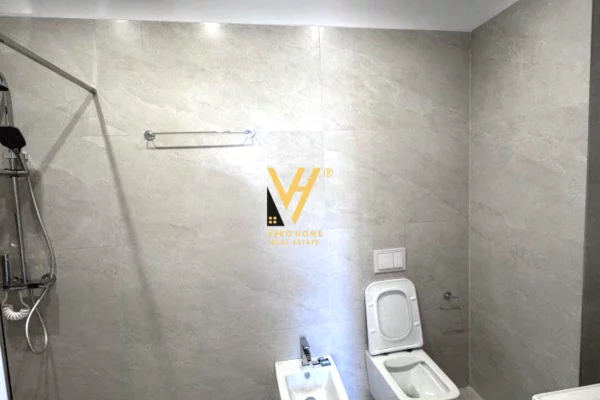 JEPET ZYRE 110 M2 ME QIRA TE KOMUNA E PARISIT 900 EURO