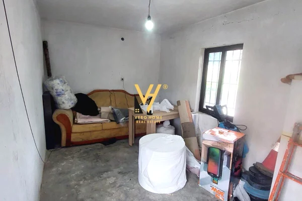 Truall ose Toke ne Tirane - 100,000 Leke